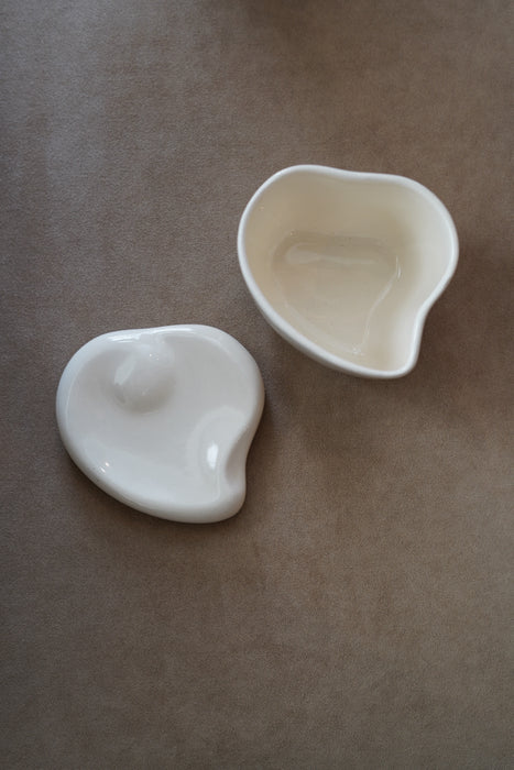 VINTAGE<BR> HALSTON by ELSA PERETTI <BR> CERAMIC HEART DISH /LID TALL